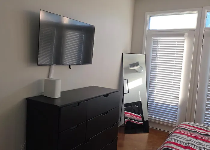 Modern Industrial With Private Garage Queen Bed Workspace In-unit Laundry Appartement